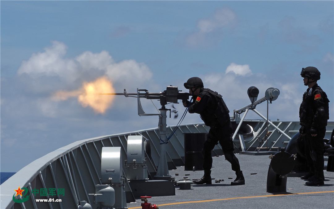 中国海军第35批护航编队特战队员进行警告性射击演练