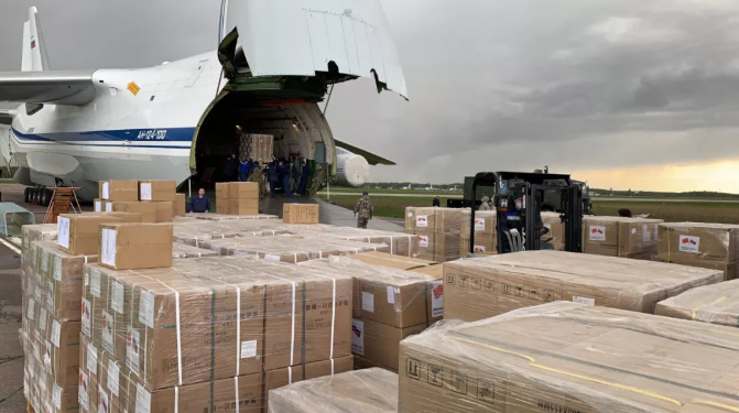 中国政府援助俄罗斯第二批抗疫物资送抵 总重量103吨