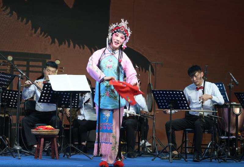 线下掌声;最后,压轴出场的是国家一级演员,运城市蒲剧团团长贾菊兰,他