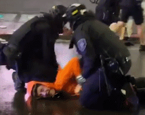 美西雅图警察用膝盖压住示威者脖子 被同事一把将腿拉开