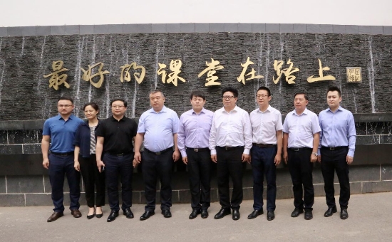 黔南州州委副书记,州长吴胜华,州政府秘书长余贤臣,州政府副秘书长,州