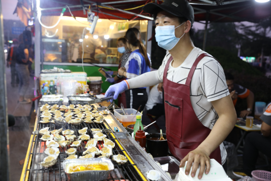 青岛市城阳区地摊焕新夜经济特色商业助循环