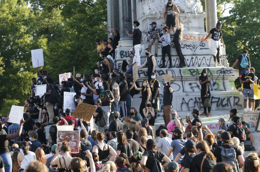 抗议者聚集在雕像周围（图源：美联社）