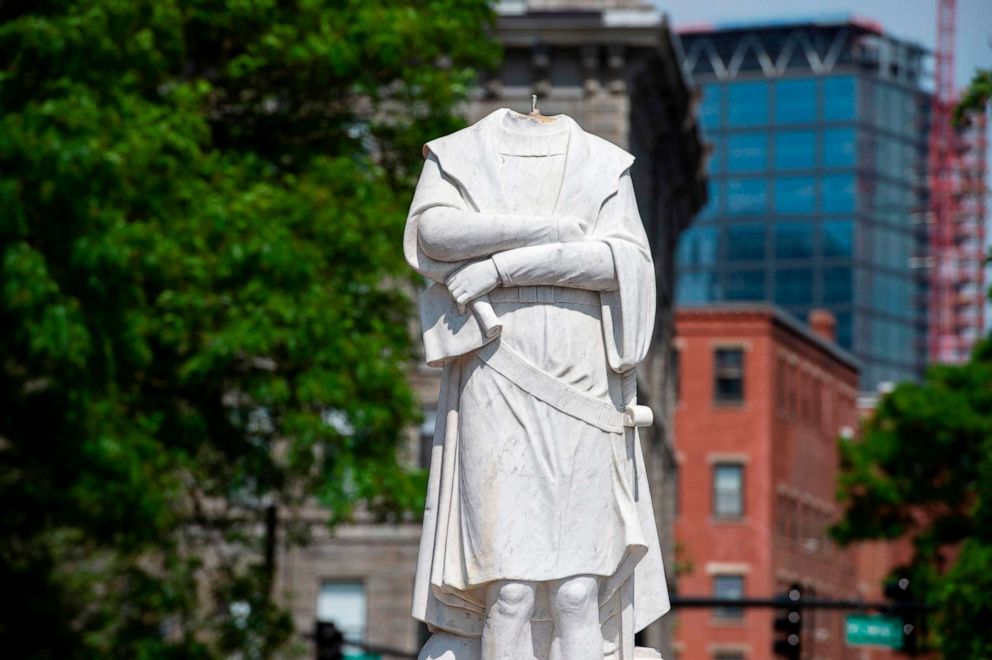 波士顿一座公园里的哥伦布雕像遭抗议者破坏(图源:getty)海外网6月11