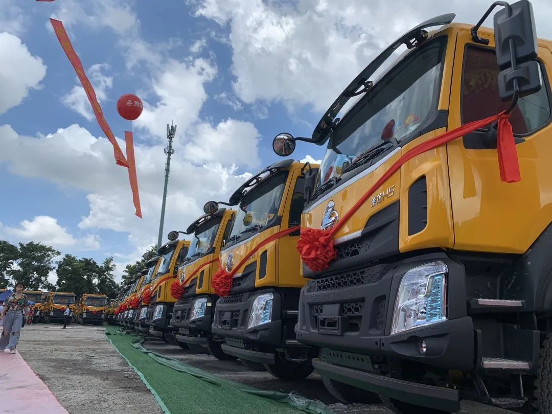 乘龙百台智能渣土车助力广州蓝