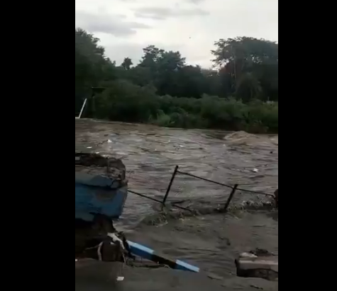 季风侵袭印度各地引发暴雨洪灾：桥梁坍塌、街道被淹