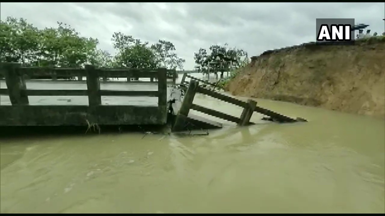 季风侵袭印度各地引发暴雨洪灾：桥梁坍塌、街道被淹