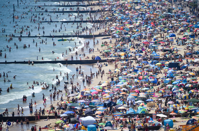 6月25日伯恩茅斯多塞特海滩人满为患（图源：Getty）