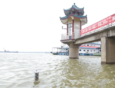6日,江西湖口水文站工作人员在监测水位数据   李学华摄(人民视觉)