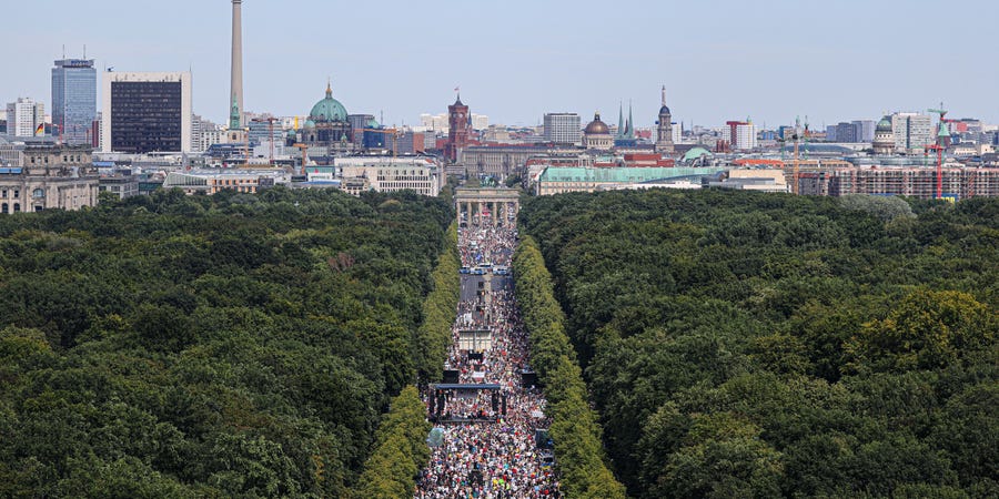 柏林上万人举行示威活动不戴口罩 警方起诉召集者