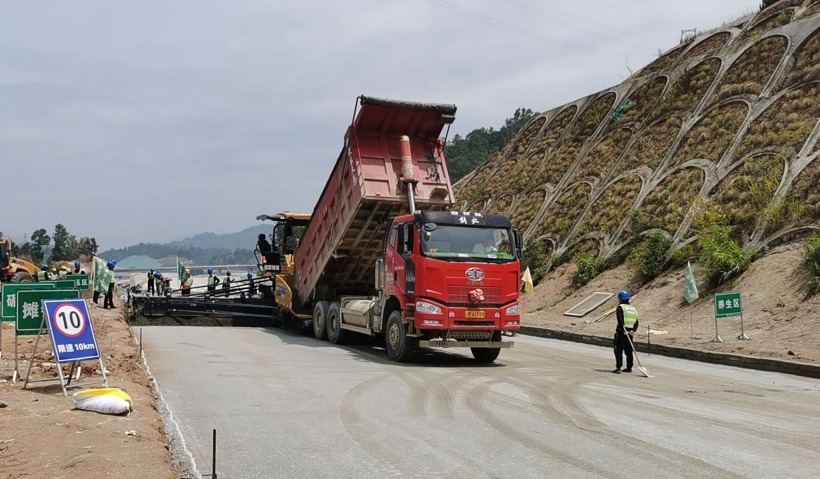 墨臨高速公路項目水穩層試驗段鋪築成功