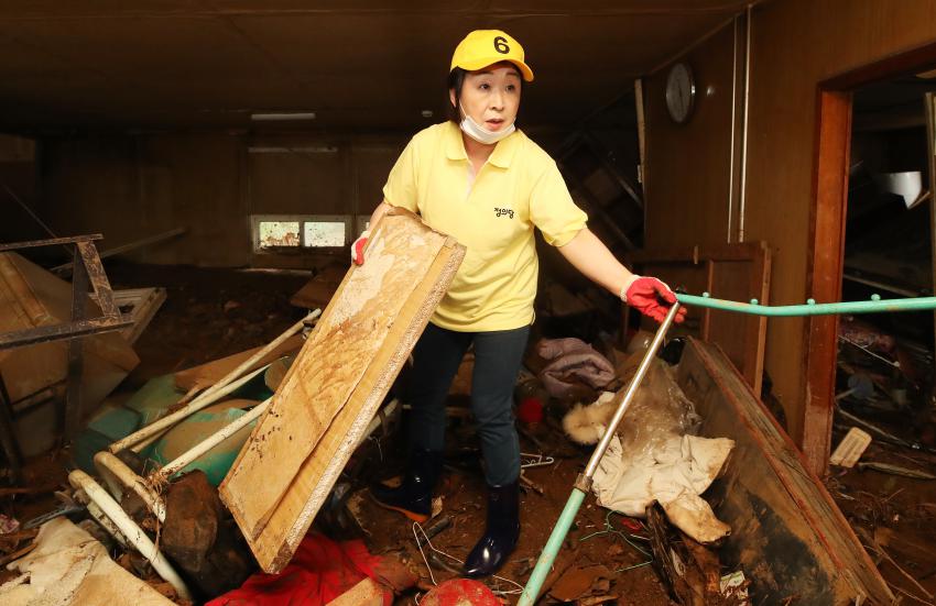韩国女党首照片翻车：视察灾区自己动手 短袖却一尘不染