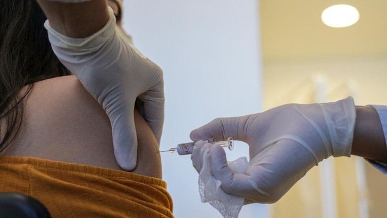 美民调显示35%人拒绝接种新冠疫苗 想接种的是这群人