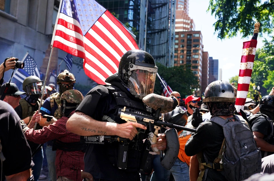 美国波特兰两派组织冲突持枪对打 警察“围观”不管