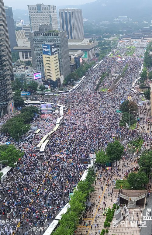 韩国数万民众8月15日集会，已有近300人确诊。（东亚日报）