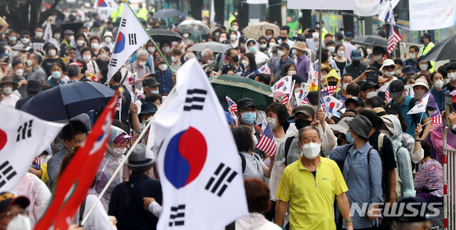 8月15日，韩国民众举韩美国旗游行（纽西斯通讯社）