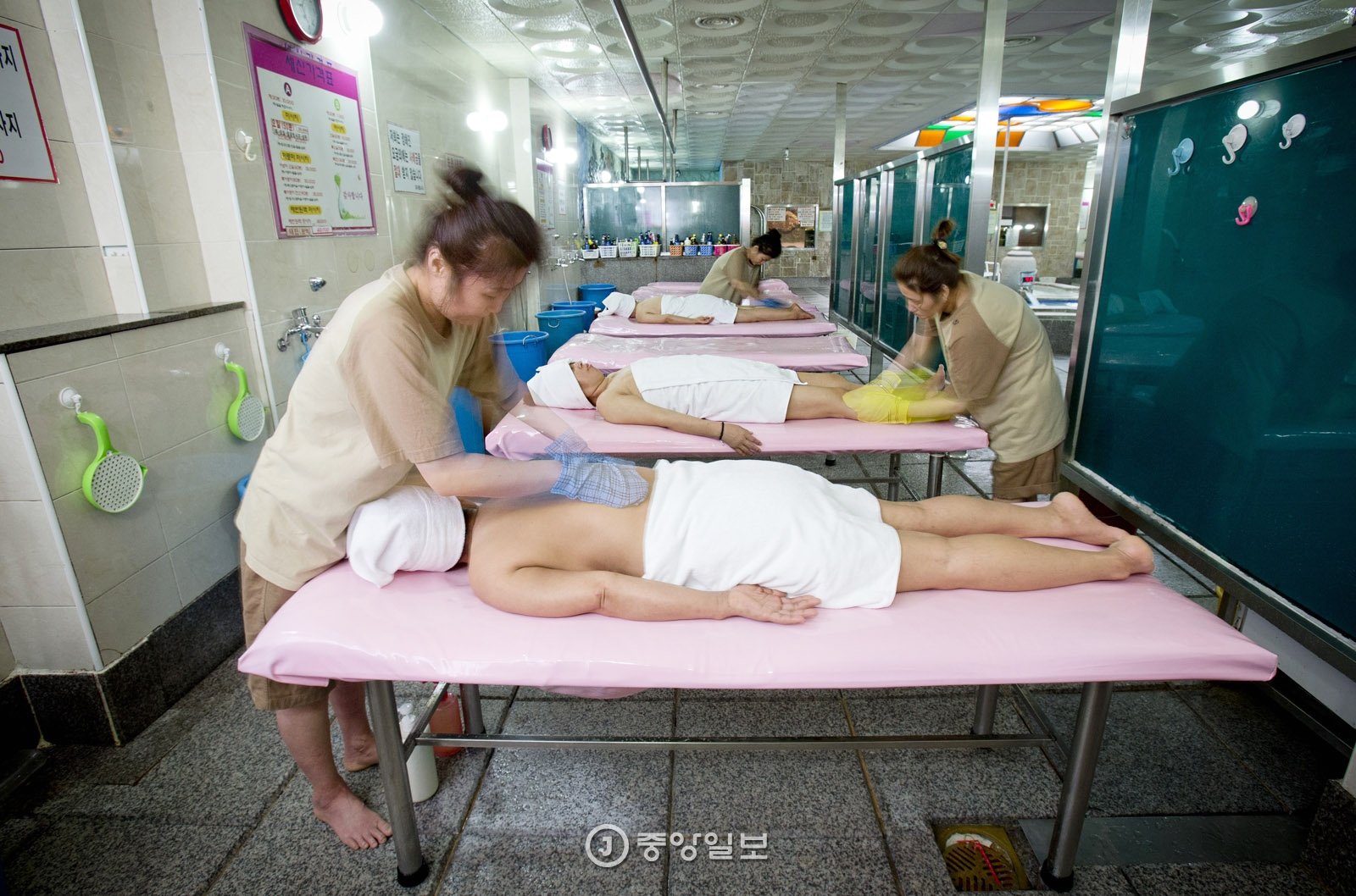 韩国一女搓澡师确诊：有症状仍工作 接触1500多人