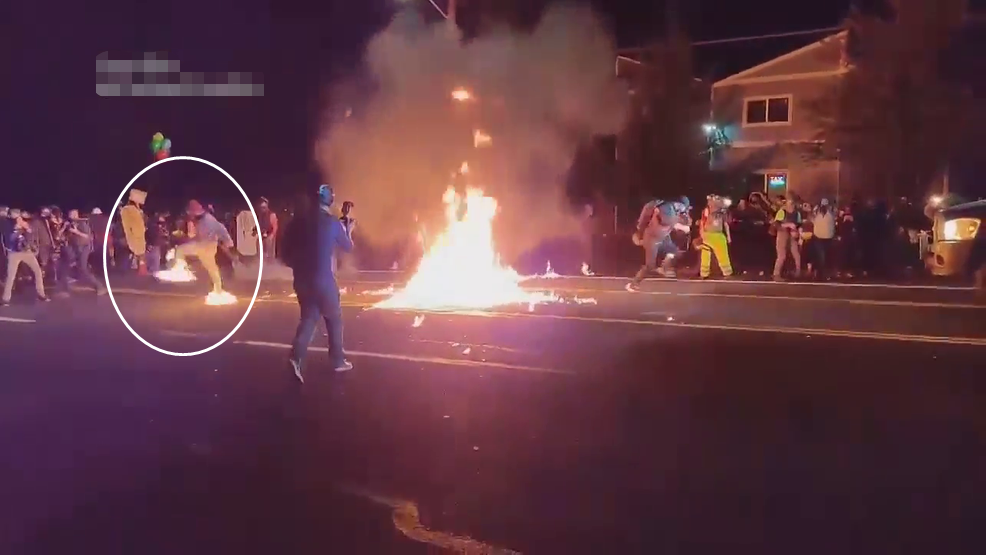 美示威者被自己人燃烧瓶击中：双腿起火 满地打滚（图）