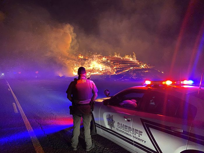 美国俄勒冈州山火蔓延 州长宣布进入紧急状态