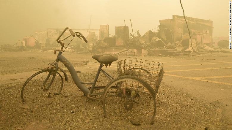 美国山火“吞噬”底特律郊区：像发生了爆炸
