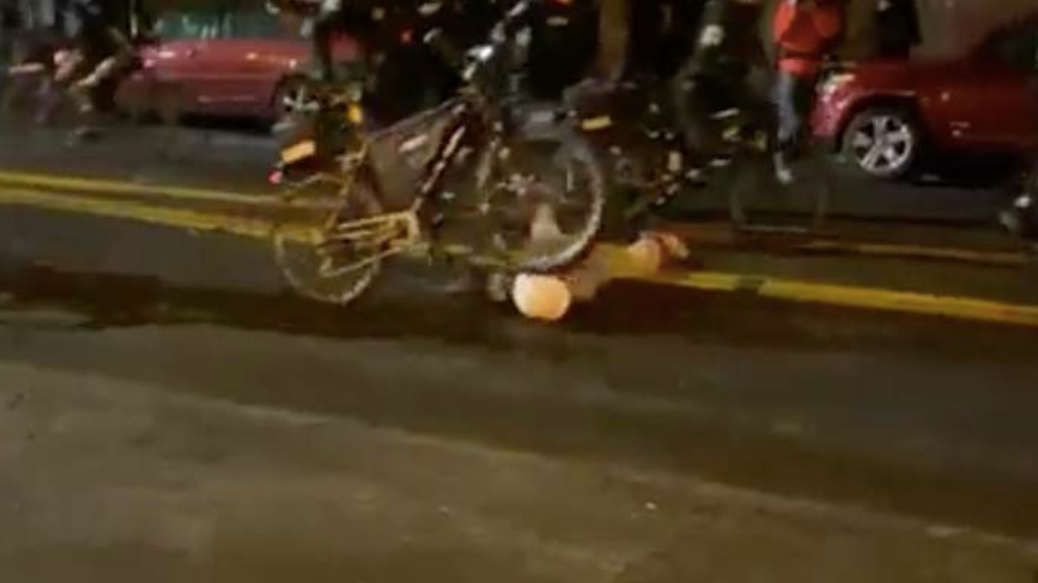 残酷！抗议者受伤倒地，美国警察骑自行车径直从其脖子上碾过