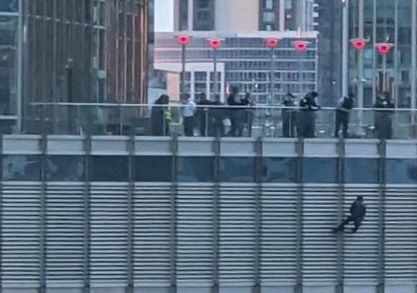 一男子吊在美国特朗普大厦16楼外14小时 被拘后又逃了