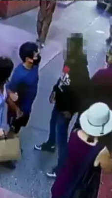 非裔男子（右）尾随并袭击华裔游客