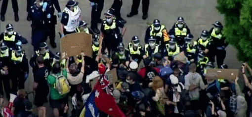 澳大利亚街头爆发混战：200多抗议者不戴口罩 与警察打成一团