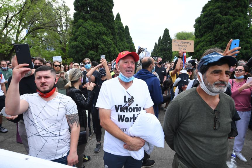 澳大利亚街头爆发混战：200多抗议者不戴口罩 与警察打成一团