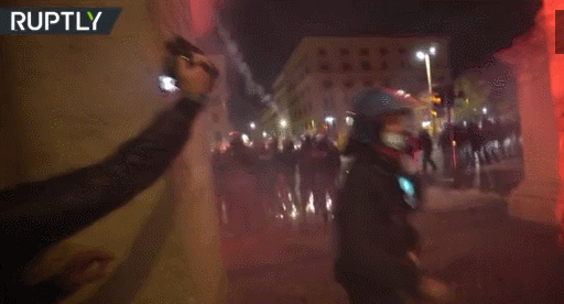 意大利深夜发生混战：数百示威者狂射烟花 警方以烟雾弹回击