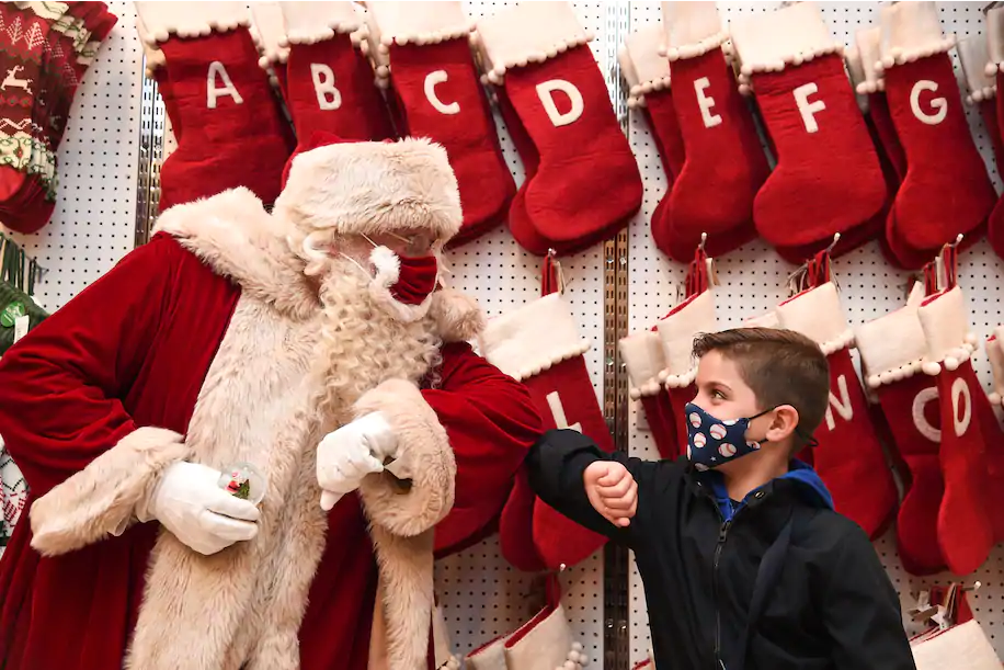 资料图：戴着红色口罩的“圣诞老人”。（图源：Getty Images）