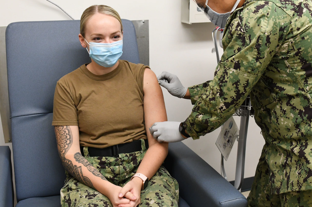美军士兵接种流感疫苗（美国国防部）