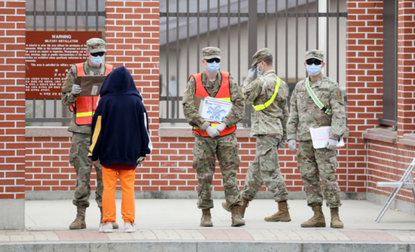 佩戴口罩的驻韩美军士兵（News1）