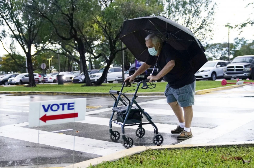 一位美国老人前往投票站（美联社）