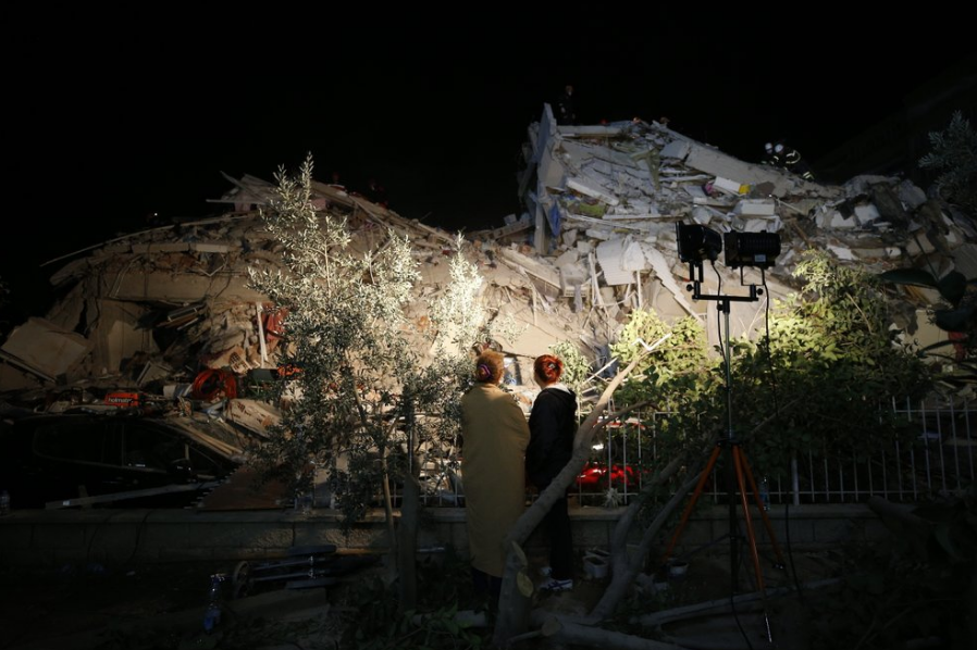 土耳其民众在倒塌楼房附近。（美联社）