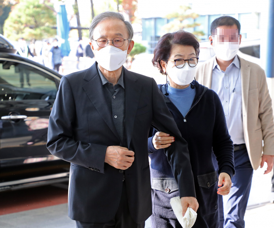 10月30日，入狱前，李明博在夫人搀扶下去医院（韩联社）