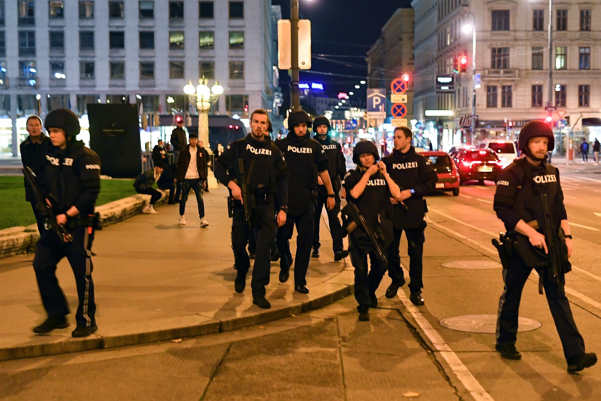 案发后大批武装警员出动。（图源：Getty Images）