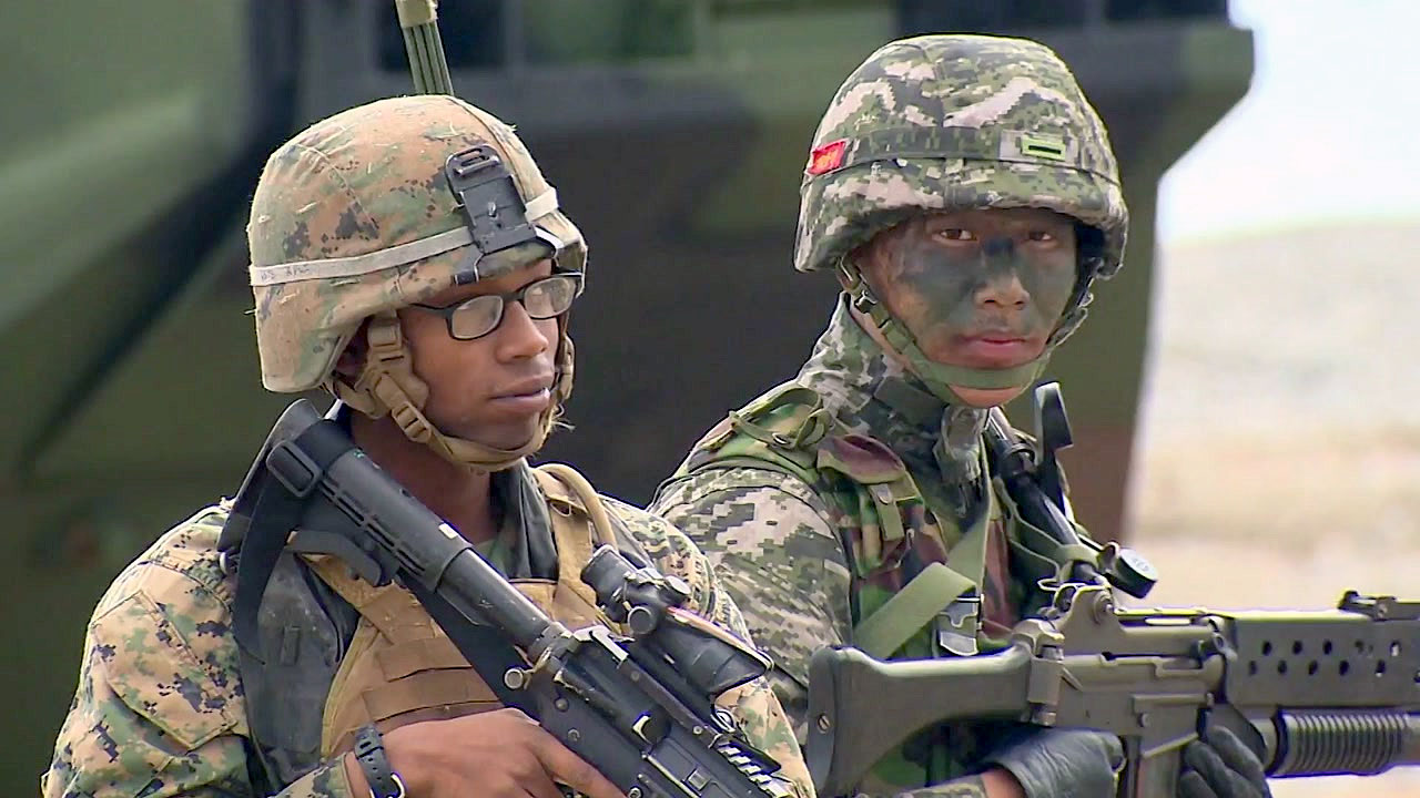 美国士兵韩国街头耍酒疯：拿灭火器乱喷市民 当场被捕