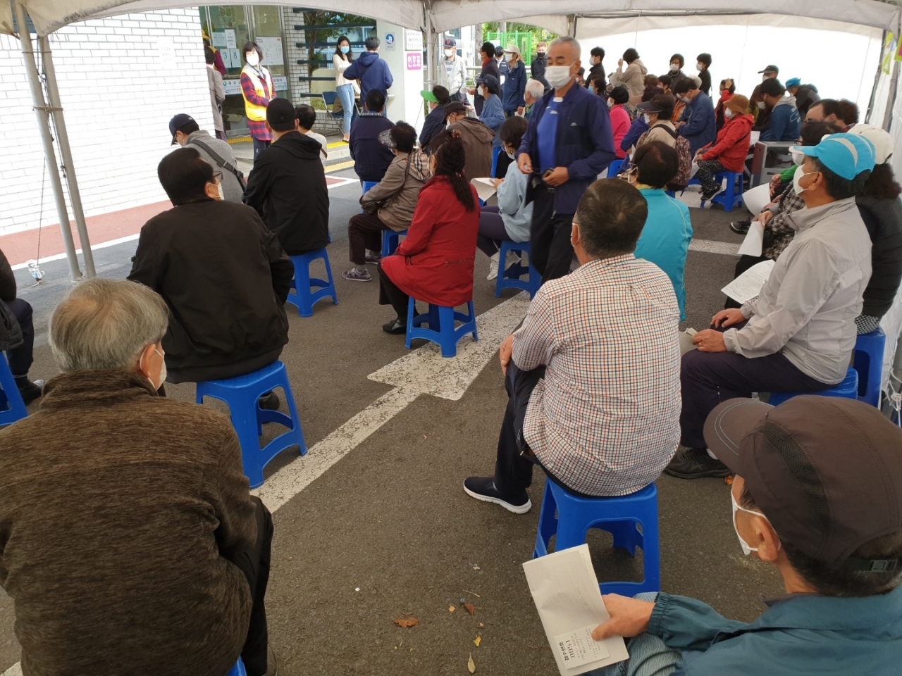 韩国老人排队接种流感疫苗（济州日报）