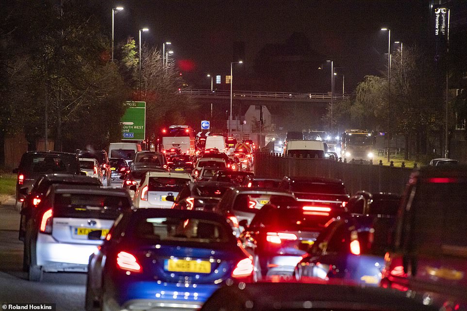 伦敦陷入“混乱”：数万人赶在封锁前逃离 堵车上千公里（图）