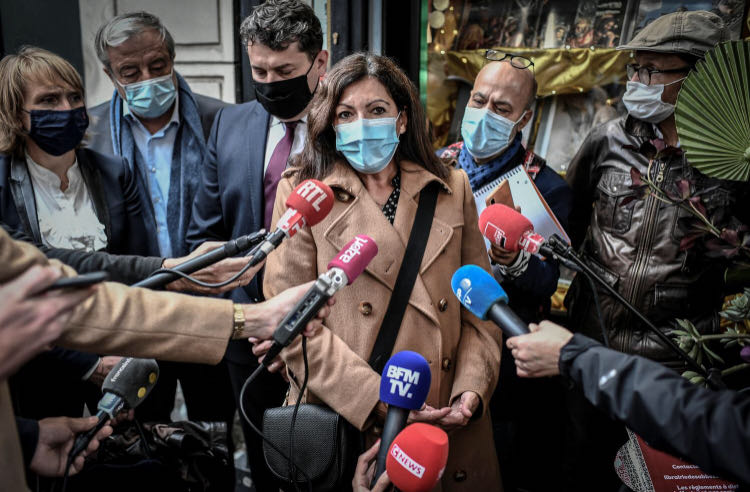 巴黎市长安娜·伊达尔戈接受媒体采访。（法新社）