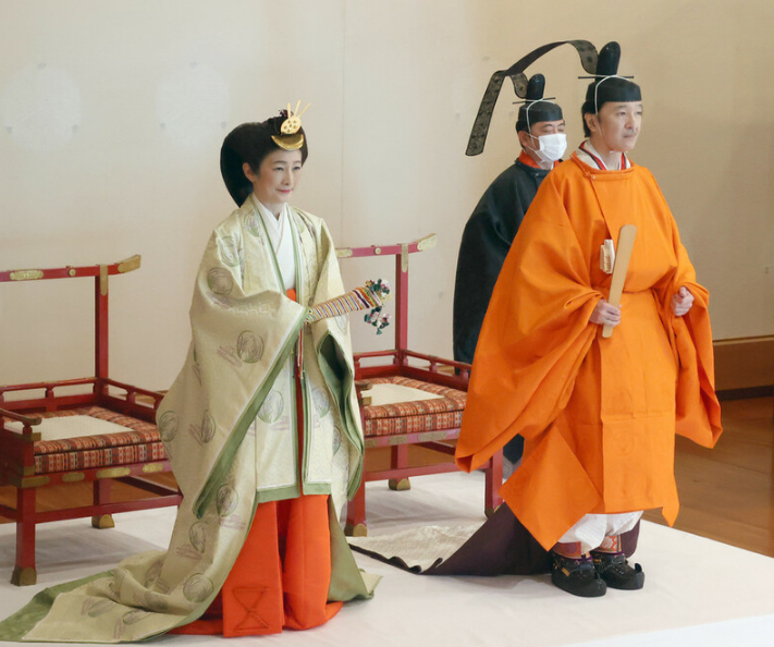 日本皇宫举行仪式 宣告天皇弟弟为第一皇位继承人