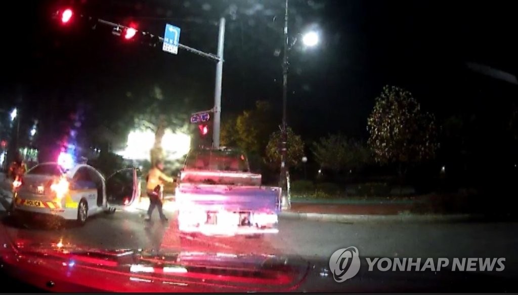 韩国司机无证醉酒行车百公里，警察实弹射击警告