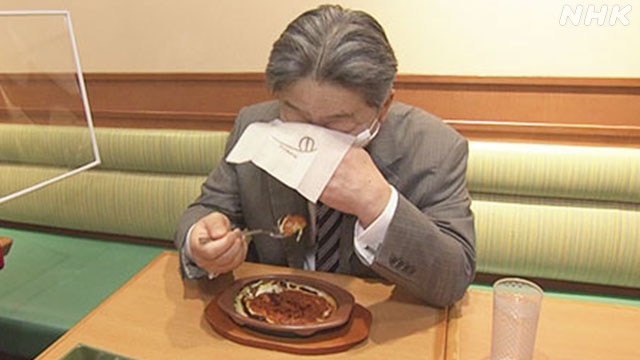 日本快餐品牌推出的餐饮用口罩（日本NHK电视台）