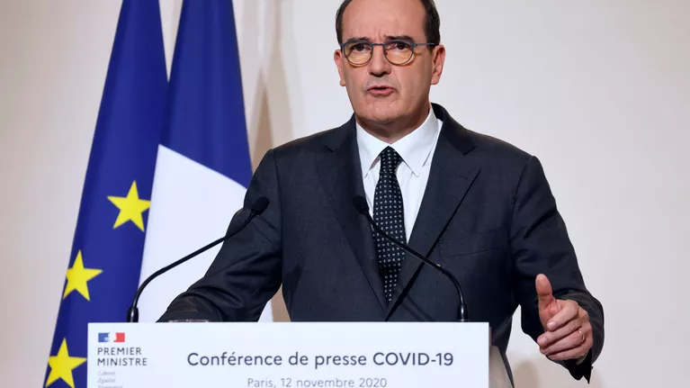 法国总理让·卡斯泰12日在新闻发布会上介绍法国疫情形势。（图源：法新社）