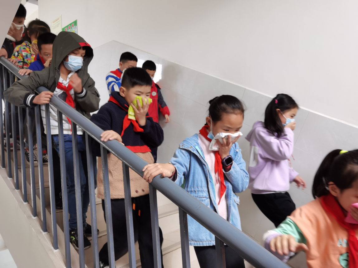 彭州市蒙阳小学举行119消防疏散演练活动