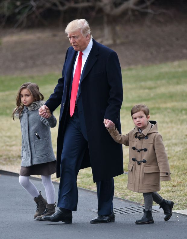 特朗普与外孙和外孙女散步（图源：Getty）