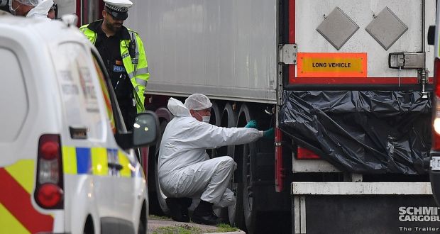 2019年10月23日，英国警方取证人员在伦敦东部格雷斯一工业园的卡车上取证，车厢内发现39具尸体。图：Getty