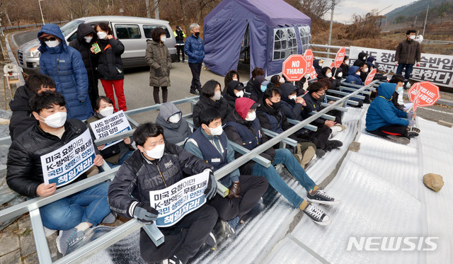 11月27日，韩国民众建成人墙，阻止向萨德基地运物资。（纽西斯通讯社）