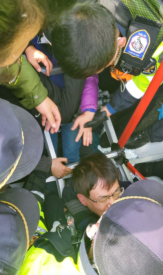 10月22日，韩国民众阻拦向萨德基地运物资，遭警察疏散。